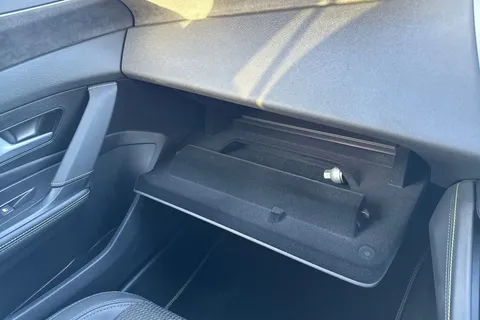 KR25RLU PEUGEOT 308 1.2 HYBRID GT e-DSC6 Euro 6 (s/s) 5dr Thumbnail #59