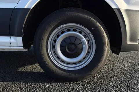 DF75ZRD Volkswagen Crafter CR35 Panel van Commerce Plus MWB 163 PS 2.0 TDI 8sp Auto RWD - Nav/Low Roof Thumbnail #9