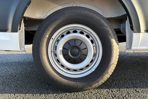 DF75ZRD Volkswagen Crafter CR35 Panel van Commerce Plus MWB 163 PS 2.0 TDI 8sp Auto RWD - Nav/Low Roof Thumbnail #10