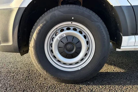 DF75ZRD Volkswagen Crafter CR35 Panel van Commerce Plus MWB 163 PS 2.0 TDI 8sp Auto RWD - Nav/Low Roof Thumbnail #12