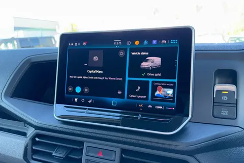 DF75ZRD Volkswagen Crafter CR35 Panel van Commerce Plus MWB 163 PS 2.0 TDI 8sp Auto RWD - Nav/Low Roof Thumbnail #16