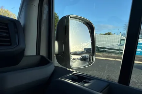 DF75ZRD Volkswagen Crafter CR35 Panel van Commerce Plus MWB 163 PS 2.0 TDI 8sp Auto RWD - Nav/Low Roof Thumbnail #20