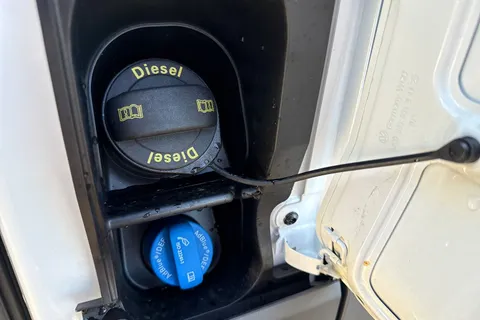 DF75ZRD Volkswagen Crafter CR35 Panel van Commerce Plus MWB 163 PS 2.0 TDI 8sp Auto RWD - Nav/Low Roof Thumbnail #24