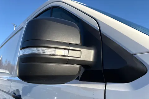 DF75ZRD Volkswagen Crafter CR35 Panel van Commerce Plus MWB 163 PS 2.0 TDI 8sp Auto RWD - Nav/Low Roof Thumbnail #25