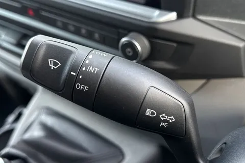 MF75FUM Volkswagen Transporter 2.0 TDI 150 Commerce Plus Van Thumbnail #33