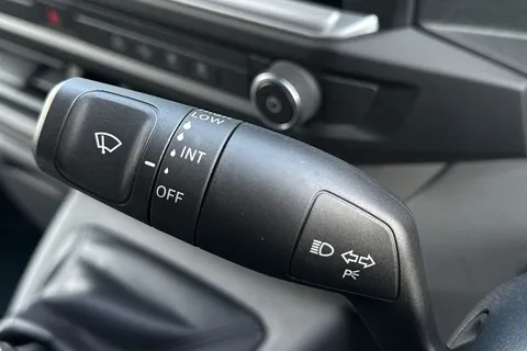 MF75FVK Volkswagen Transporter 2.0 TDI 150 Commerce Plus Van Thumbnail #34