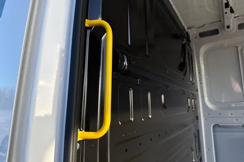 DF75ZRD Volkswagen Crafter CR35 Panel van Commerce Plus MWB 163 PS 2.0 TDI 8sp Auto RWD - Nav/Low Roof Thumbnail #33