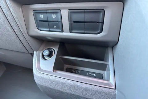 DF75ZRD Volkswagen Crafter CR35 Panel van Commerce Plus MWB 163 PS 2.0 TDI 8sp Auto RWD - Nav/Low Roof Thumbnail #40