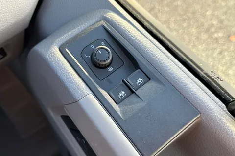 DF75ZRD Volkswagen Crafter CR35 Panel van Commerce Plus MWB 163 PS 2.0 TDI 8sp Auto RWD - Nav/Low Roof Thumbnail #48