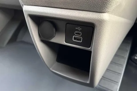 DF75FWY Volkswagen Transporter 2.0 TDI 110 Commerce Van Thumbnail #35