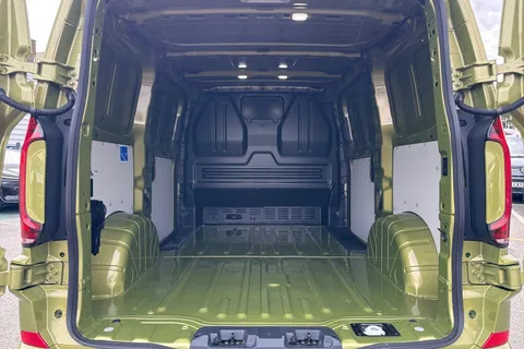 BA25LKM Volkswagen Transporter 2.0 TDI T32 Commerce Pro FWD SWB Euro 6 (s/s) 5dr Thumbnail #9