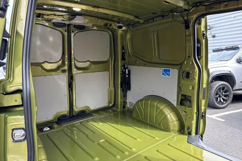 BA25LKM Volkswagen Transporter 2.0 TDI T32 Commerce Pro FWD SWB Euro 6 (s/s) 5dr Thumbnail #31