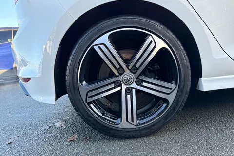 DG17AHX Volkswagen Golf Golf R 2.0 TSI 300 PS 6-speed DSG | Heated Seats | Parking Sensors Thumbnail #11