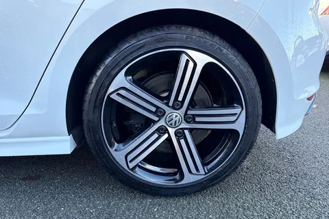 DG17AHX Volkswagen Golf Golf R 2.0 TSI 300 PS 6-speed DSG | Heated Seats | Parking Sensors Thumbnail #12