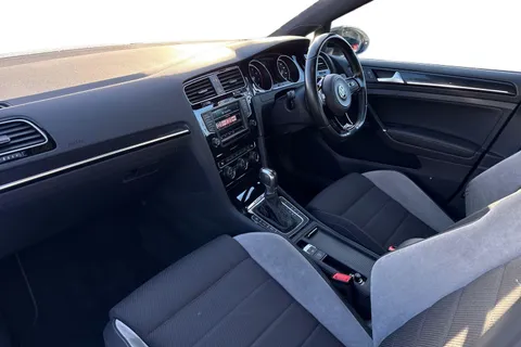 DG17AHX Volkswagen Golf Golf R 2.0 TSI 300 PS 6-speed DSG | Heated Seats | Parking Sensors Thumbnail #15