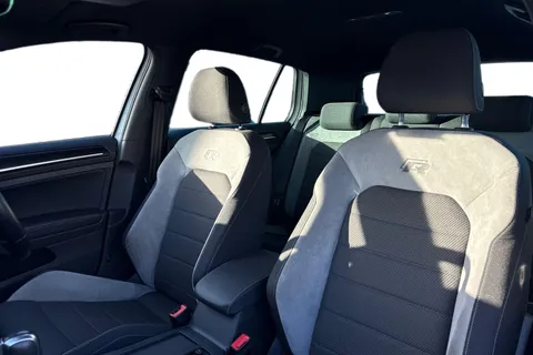 DG17AHX Volkswagen Golf Golf R 2.0 TSI 300 PS 6-speed DSG | Heated Seats | Parking Sensors Thumbnail #16