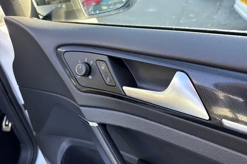 DG17AHX Volkswagen Golf Golf R 2.0 TSI 300 PS 6-speed DSG | Heated Seats | Parking Sensors Thumbnail #21