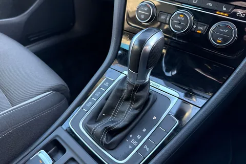 DG17AHX Volkswagen Golf Golf R 2.0 TSI 300 PS 6-speed DSG | Heated Seats | Parking Sensors Thumbnail #23