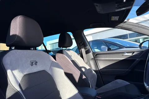 DG17AHX Volkswagen Golf Golf R 2.0 TSI 300 PS 6-speed DSG | Heated Seats | Parking Sensors Thumbnail #24