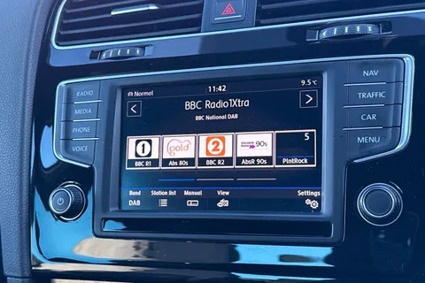 DG17AHX Volkswagen Golf Golf R 2.0 TSI 300 PS 6-speed DSG | Heated Seats | Parking Sensors Thumbnail #26