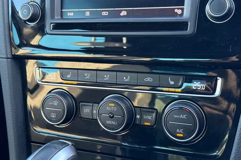 DG17AHX Volkswagen Golf Golf R 2.0 TSI 300 PS 6-speed DSG | Heated Seats | Parking Sensors Thumbnail #31