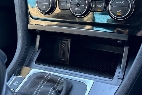 DG17AHX Volkswagen Golf Golf R 2.0 TSI 300 PS 6-speed DSG | Heated Seats | Parking Sensors Thumbnail #33