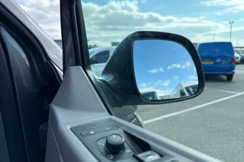 DE74WPW Volkswagen Transporter 2.0 TDI 110 Highline Van Thumbnail #21