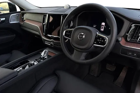 FY73OZL Volvo Xc60 2.0h T8 Recharge 18.8kWh Ultimate Dark Auto AWD Euro 6 (s/s) 5dr Thumbnail #14