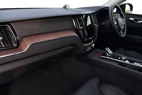 FY73OZL Volvo Xc60 2.0h T8 Recharge 18.8kWh Ultimate Dark Auto AWD Euro 6 (s/s) 5dr Thumbnail #15