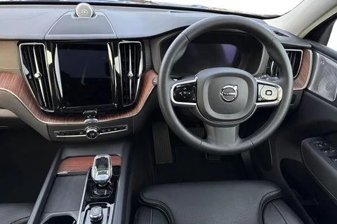 FY73OZL Volvo Xc60 2.0h T8 Recharge 18.8kWh Ultimate Dark Auto AWD Euro 6 (s/s) 5dr Thumbnail #18
