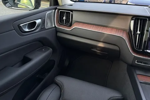 FY73OZL Volvo Xc60 2.0h T8 Recharge 18.8kWh Ultimate Dark Auto AWD Euro 6 (s/s) 5dr Thumbnail #20