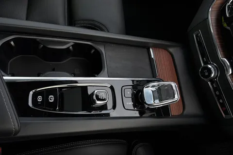 FY73OZL Volvo Xc60 2.0h T8 Recharge 18.8kWh Ultimate Dark Auto AWD Euro 6 (s/s) 5dr Thumbnail #23