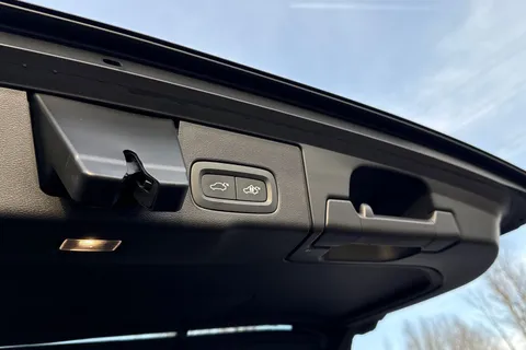 FY73OZL Volvo Xc60 2.0h T8 Recharge 18.8kWh Ultimate Dark Auto AWD Euro 6 (s/s) 5dr Thumbnail #27