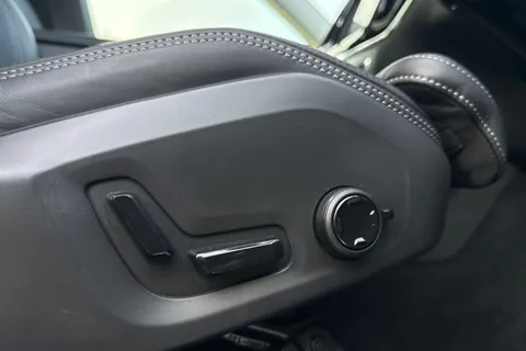 FY73OZL Volvo Xc60 2.0h T8 Recharge 18.8kWh Ultimate Dark Auto AWD Euro 6 (s/s) 5dr Thumbnail #33