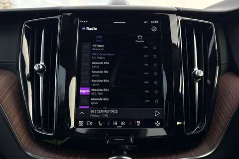 FY73OZL Volvo Xc60 2.0h T8 Recharge 18.8kWh Ultimate Dark Auto AWD Euro 6 (s/s) 5dr Thumbnail #41