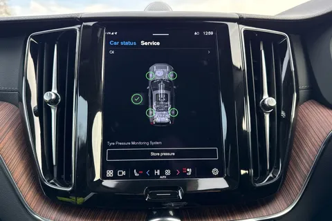 FY73OZL Volvo Xc60 2.0h T8 Recharge 18.8kWh Ultimate Dark Auto AWD Euro 6 (s/s) 5dr Thumbnail #42