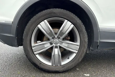 DC68CSY Volkswagen Tiguan 2.0 TDI SEL DSG Euro 6 (s/s) 5dr Thumbnail #10