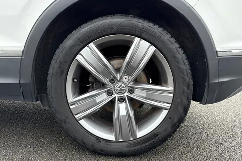 DC68CSY Volkswagen Tiguan 2.0 TDI SEL DSG Euro 6 (s/s) 5dr Thumbnail #12