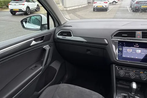DC68CSY Volkswagen Tiguan 2.0 TDI SEL DSG Euro 6 (s/s) 5dr Thumbnail #19