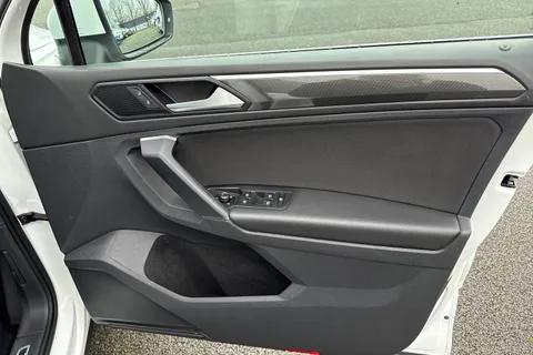 DC68CSY Volkswagen Tiguan 2.0 TDI SEL DSG Euro 6 (s/s) 5dr Thumbnail #20