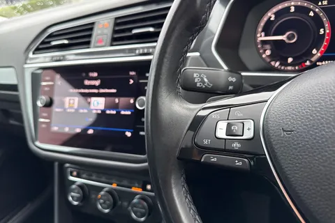 DC68CSY Volkswagen Tiguan 2.0 TDI SEL DSG Euro 6 (s/s) 5dr Thumbnail #38