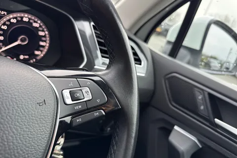 DC68CSY Volkswagen Tiguan 2.0 TDI SEL DSG Euro 6 (s/s) 5dr Thumbnail #39