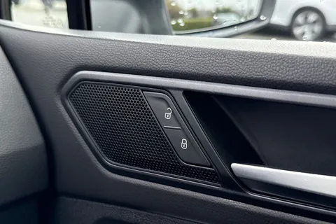 DC68CSY Volkswagen Tiguan 2.0 TDI SEL DSG Euro 6 (s/s) 5dr Thumbnail #41