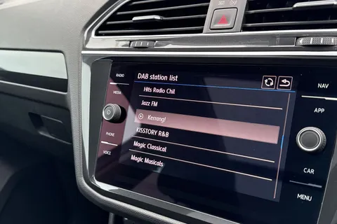 DC68CSY Volkswagen Tiguan 2.0 TDI SEL DSG Euro 6 (s/s) 5dr Thumbnail #48