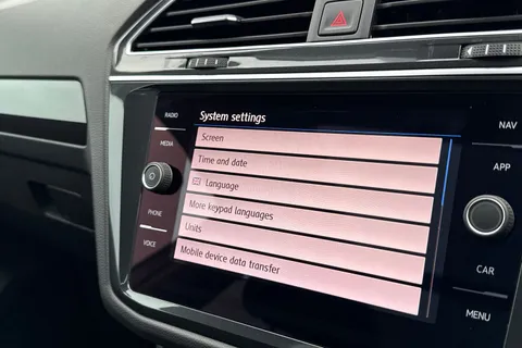 DC68CSY Volkswagen Tiguan 2.0 TDI SEL DSG Euro 6 (s/s) 5dr Thumbnail #53