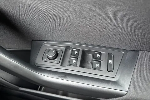 VO72OJV Volkswagen T-Roc 1.0 TSI Life Euro 6 (s/s) 5dr Thumbnail #39