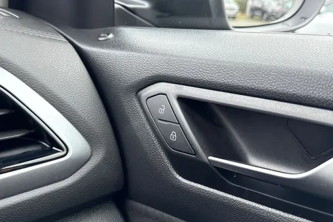 VO72OJV Volkswagen T-Roc 1.0 TSI Life Euro 6 (s/s) 5dr Thumbnail #40