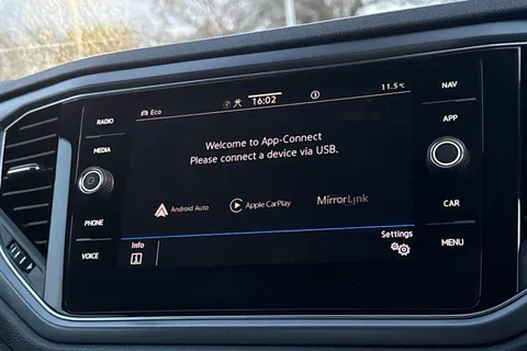 FG71XDW Volkswagen T-Roc 1.5 TSI R-Line 2dr DSG | Heated Seats | Beats Audio Pack | Heated Seats Thumbnail #29