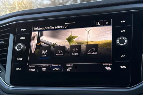 FG71XDW Volkswagen T-Roc 1.5 TSI R-Line 2dr DSG | Heated Seats | Beats Audio Pack | Heated Seats Thumbnail #31