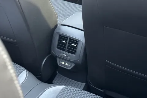 FG71XDW Volkswagen T-Roc 1.5 TSI R-Line 2dr DSG | Heated Seats | Beats Audio Pack | Heated Seats Thumbnail #38